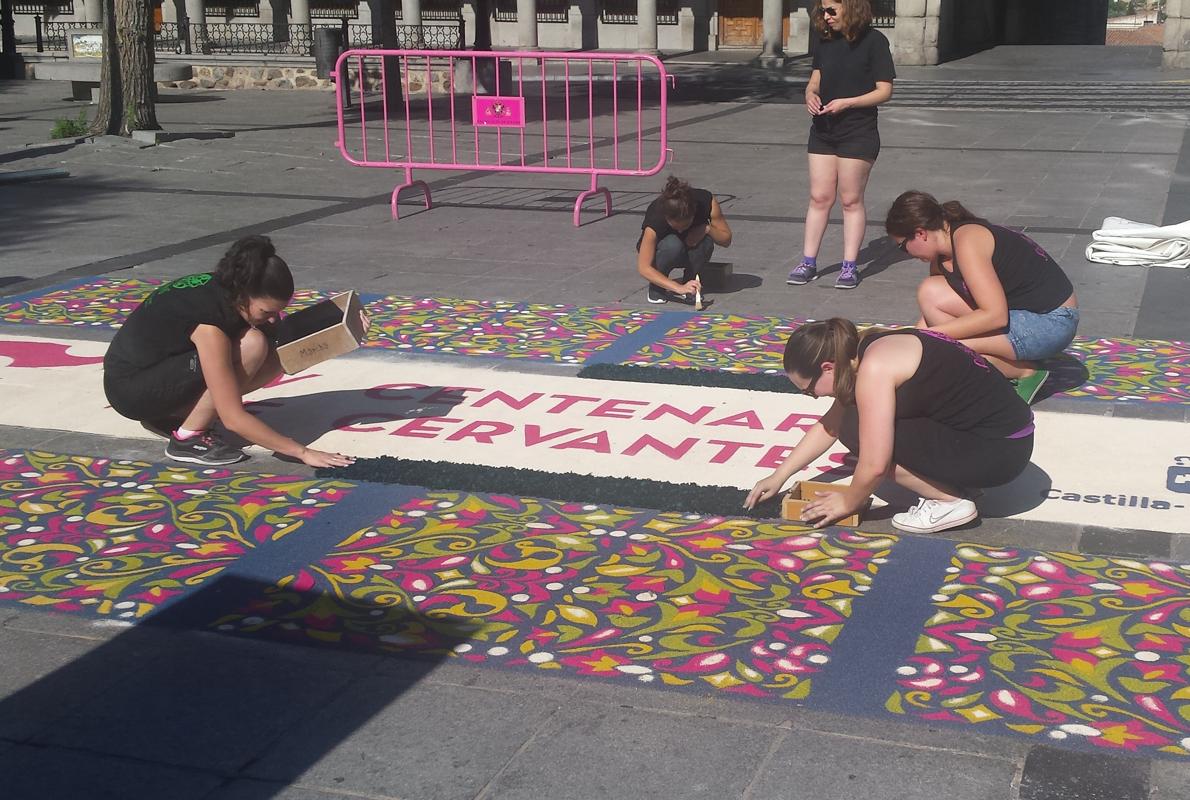 Artesanos trabajando en la creación de la alfombra de serrín