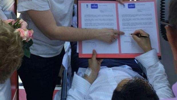 El novio firma los papeles de la boda en el interior de la ambulancia del Samur
