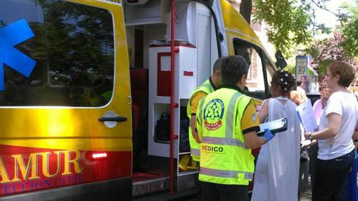 Momento del traslado del hombre al hospital tras darse el «sí quiero»