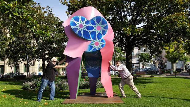 El artista, junto al comisario, posan con una de las obras expuestas en los jardines de la alcaldía de Cannes