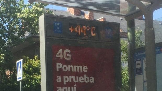 Termómetro de una parada de autobuses, ayer, en Madrid