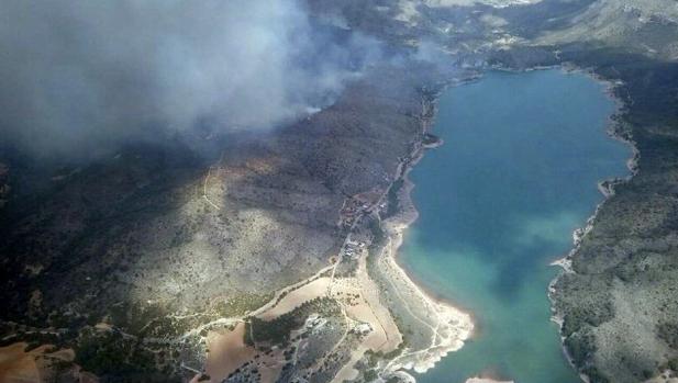 Fotografía facilitada por los retenes de extinción de incendios del fuego en Liétor