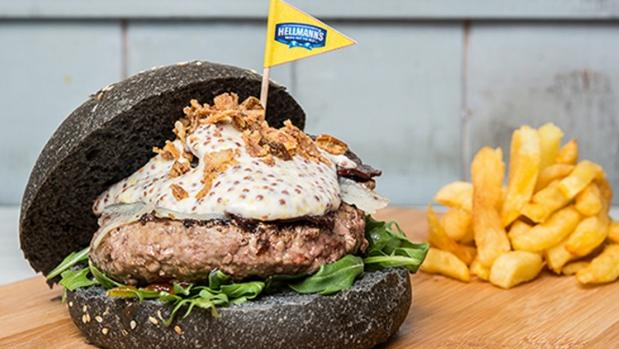 La hamburguesa ganadora de la ruta en 2015, «chulapa», del restaurante La Revoltosa