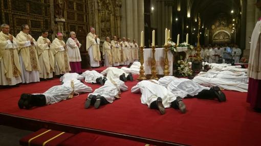 El arzobispo de Toledo ordena a trece nuevos sacerdotes y siete diáconos