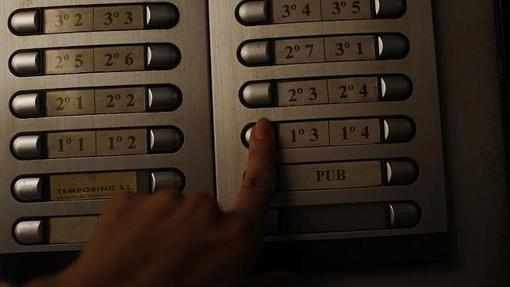 No abras a desconocidos, por mucho que insistan