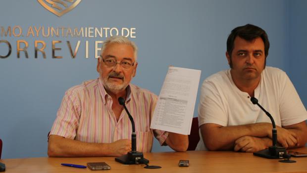 El alcalde de Torrevieja, José Manuel Dolón, y el concejal de Playas, Javier Manzanares.