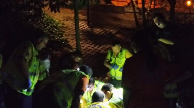 Sanitarios del Samur reanimando al indigente. Pereció en el hospital