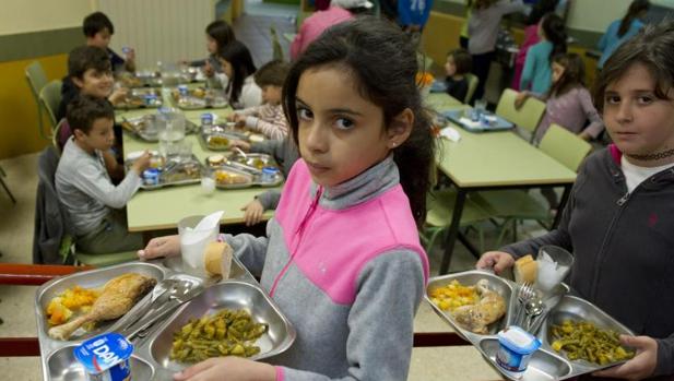 Mil niños acuden este verano a los comedores escolares de 12 municipios