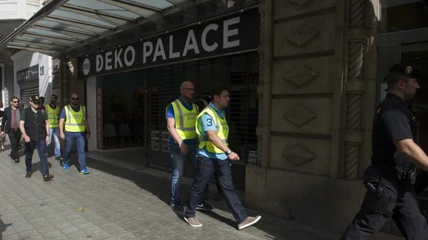 Agentes de la Guardia Civil momentos previos al registro de la sede de Efial en Barcelona