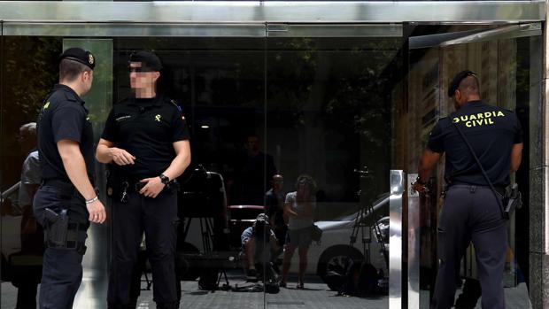 Agentes de la Guardia Civil custodiando la sede de Efial en Barcelona