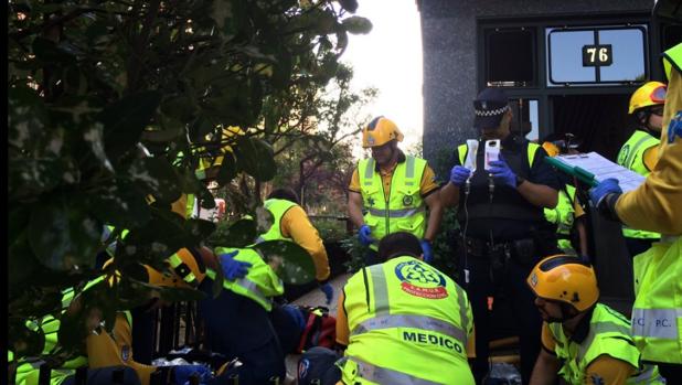 Los bomberos y los agentes del Samur, en plena reanimación de la mujer víctima del incendio