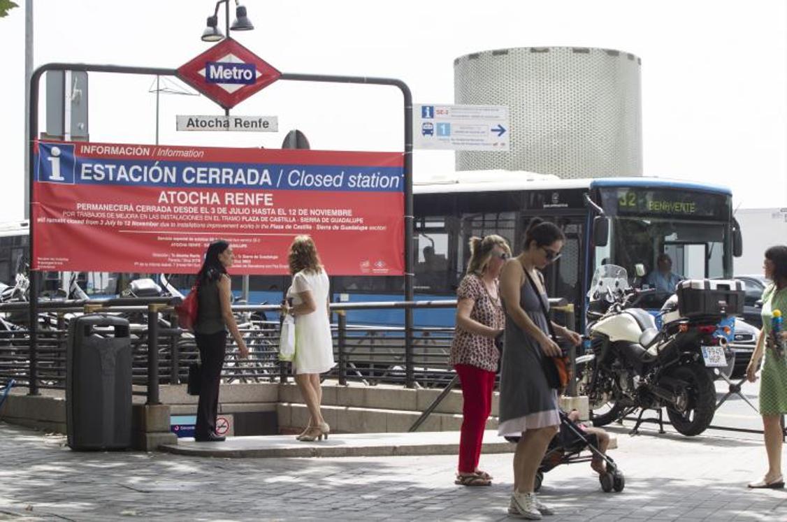 Atocha, ayer, con los viajeros despistados por el cese del servicio