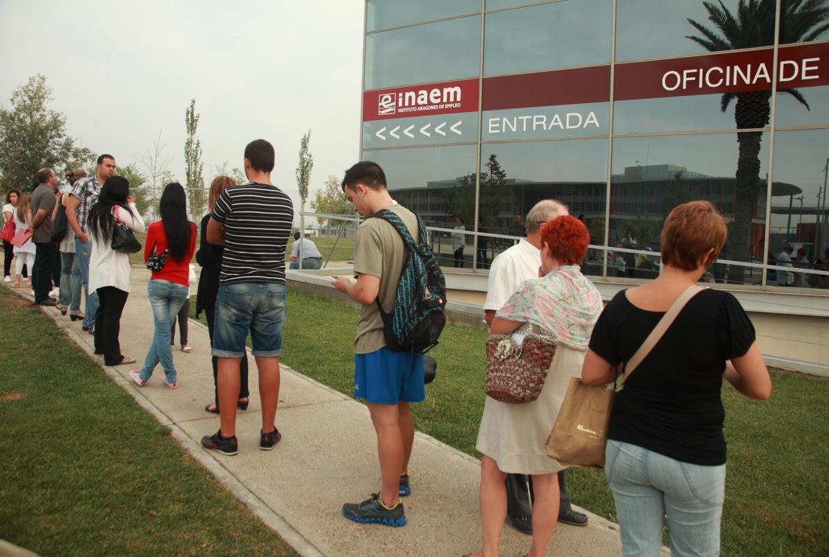 Desempleados guardando turno ante una oficina del INAEM