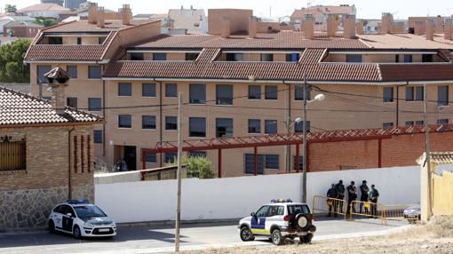 Agentes se resguardan del sol durante el operativo