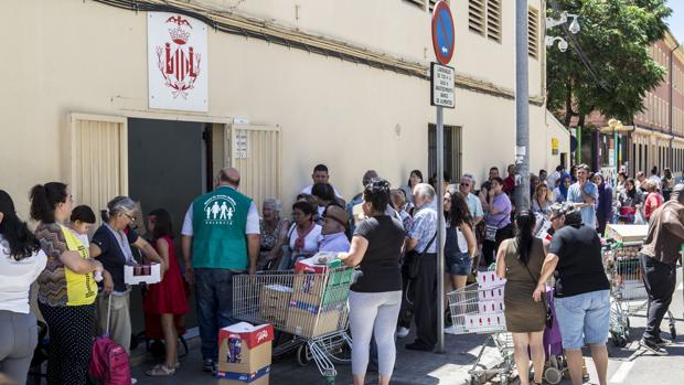 Imagen de uno de los últimos repartos del Banco de Alimentos de Valencia antes de su cierre