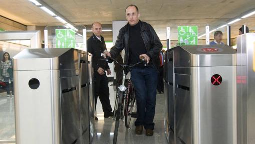 Ciclista accediendo al metro con su bicicleta