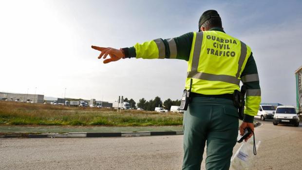 Un guardia civil da el alto a un conductor