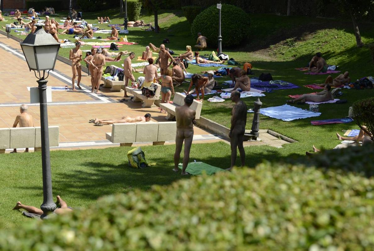 Un grupo de bañistas, muchos de ellos desnudos, en la piscina de Casa de Campo