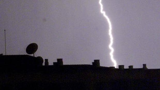 Imagen de un rayo en Madrid durante una tormenta de verano del año 2004