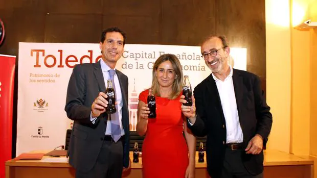 Representantes de Coca-Cola, junto a la alcaldesa durante la presentación de las actividades culturales