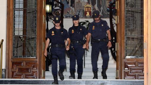 Agentes del CNP en el Palacio de la Diputación Provincial de Alicante