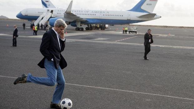 John Kerry en una escala en un aeropuerto de Cabo Verde
