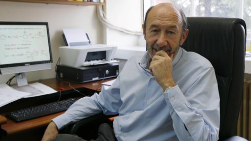 Alfredo Pérez Rubalcaba, en su despacho de la Universidad Complutense