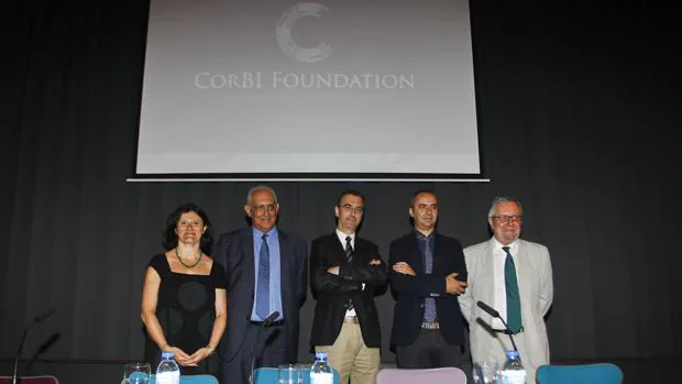 Julio Casal, en el centro, arropado por socios fundadores y por la directora del Muncyt