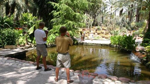 Turistas en el Huerto del Cura.