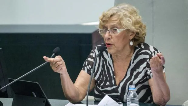 La alcaldesa de Madrid, Manuela Carmena, durante el pleno del Debate del Estado de la Ciudad donde salió a debate el tema sobre el «día sin bañador»