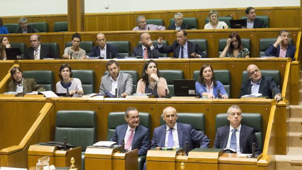 Imagen del pleno de este viernes en el Parlamento vasco