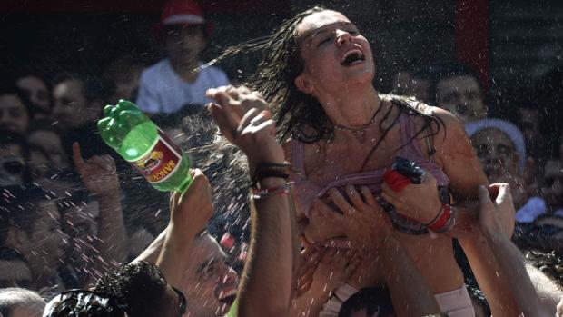 Varios hombres tocan a una mujer durante el chupinazo de San Fermín