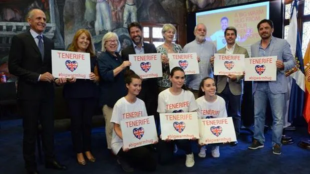 El cabildo de Tenerife ha lanzado la campaña «Abraza un británico»