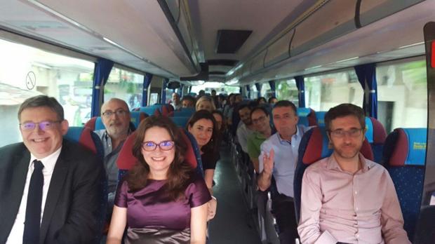 El Gobierno valenciano difunde una foto en autobús tras inundar Torrevieja de coches oficiales