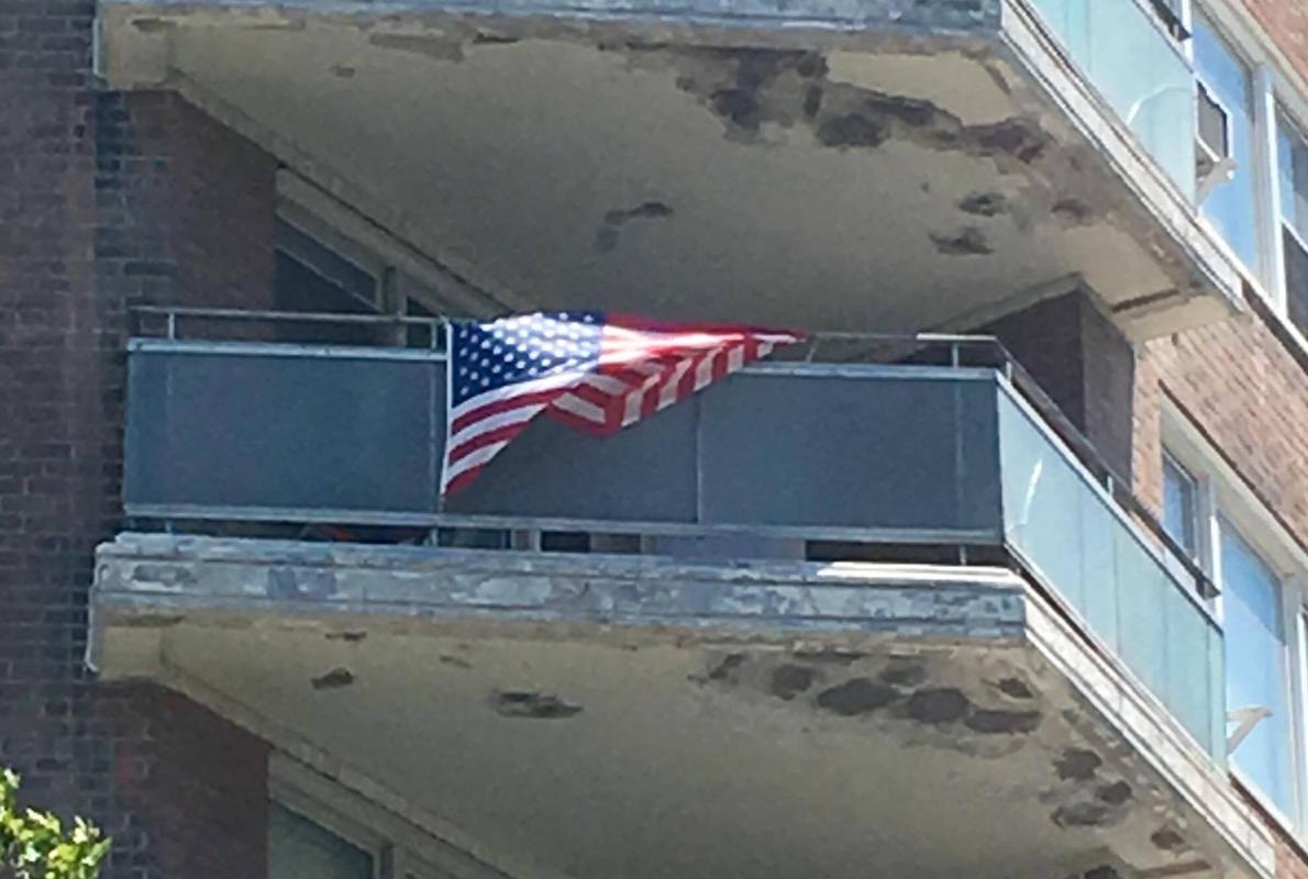 Barras y estrellas sobre un balcón de Brooklyn