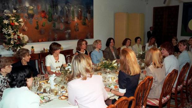 Hillary Clinton en un almuerzo con mujeres españolas en julio de 1997