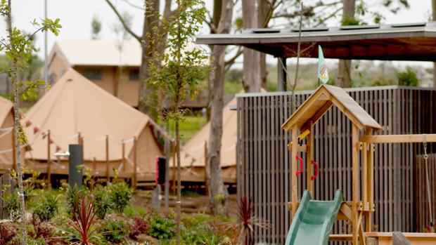 Tiendas superiores y parque infantil en la zona glamping