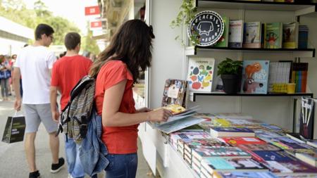 Los libreros aplican un 10% de descuento en los ejemplares expuestos