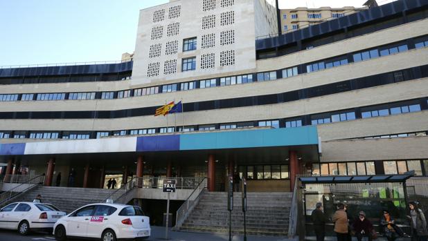 Entrada del Hospital Clínico de Zaragoza donde está ingresada la mujer en estado grave