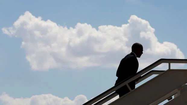 Barack Obama, en la escalinata del Air Force One situado en la base de Torrejón