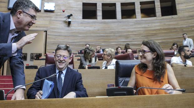 Imagen de Puig y Oltra tomada el pasado jueves en las Cortes Valencianas