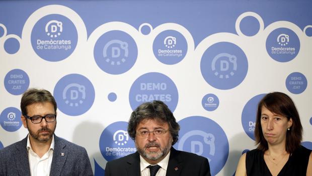 Los portavoces de Demòcrates de Catalunya, Antoni Castellá (c), Titon Laïlla (d), y Carles Prats (i).