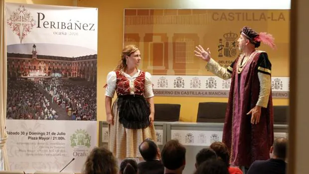 Dos actores representan parte de la obra de Lope de Vega en la Delegación del Gobierno