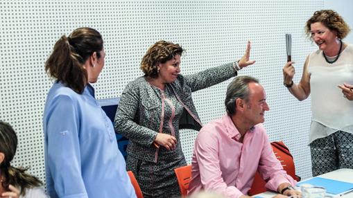 Isabel Bonig, junto a los parlamentarios, entre ellos Alberto Fabra