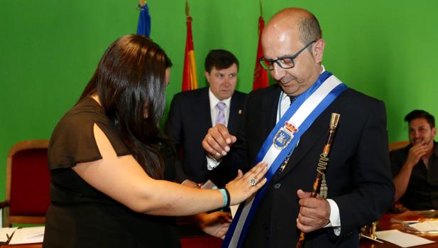 Francisco Casatañón, con el bastón de mando del Ayuntamiento