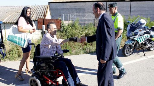 José Julián Gregorio saluda al presidente de Aspaym en Toledo