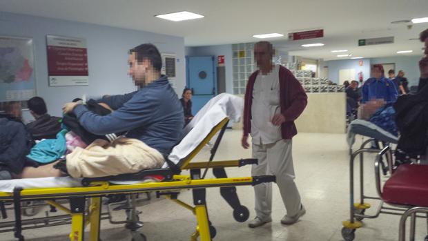 Pacientes en la sala de espera de un hospital