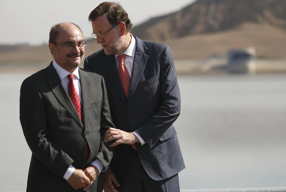 El presidente aragonés (en la imagen, con Rajoy) pide exigir a Puigdemont el cumplimiento de las sentencias