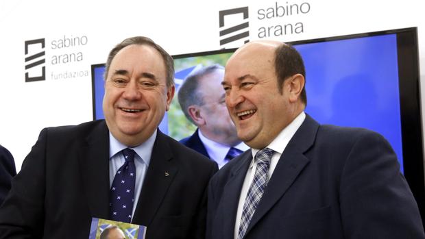 El exministro principal de Escocia, Alex Salmond, con el presidente del PNV, Andoni Ortuzar