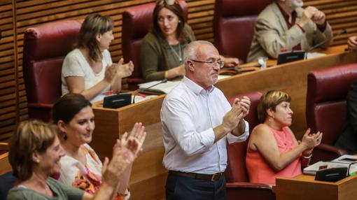 Antonio Montiel aplaude tras la aprobación de la ley en las Cortes